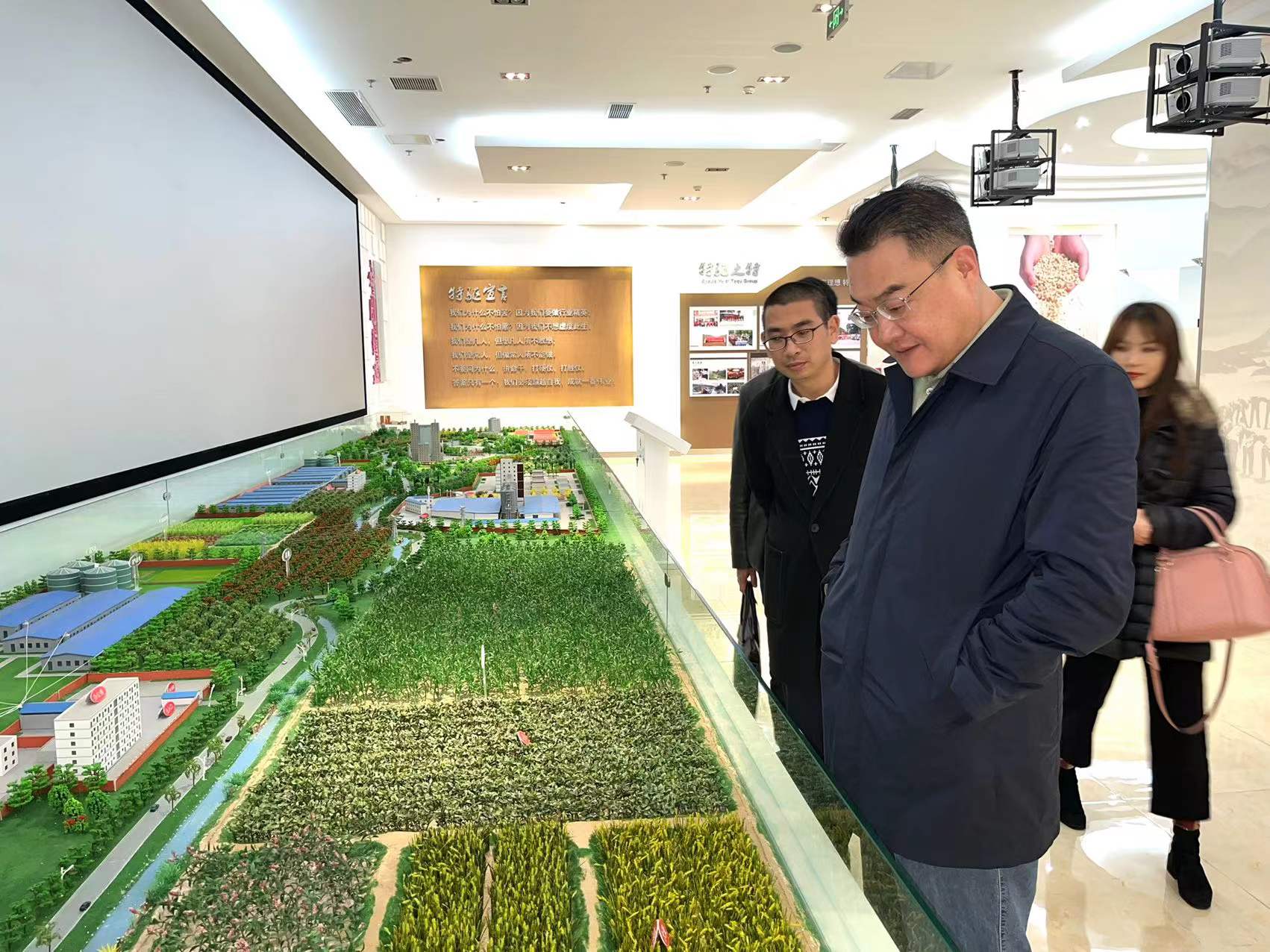 力爭一季度“開門紅”——鄧華赴通威集團、特驅(qū)集團考察交流