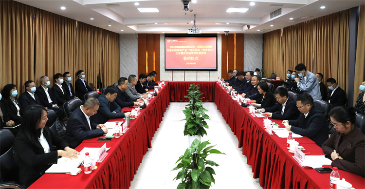 集團公司與萬源市人民政府正式簽訂《萬源舊院黑雞產業(yè)“綠色發(fā)展、種業(yè)振興”三年提升行動項目投資協議》