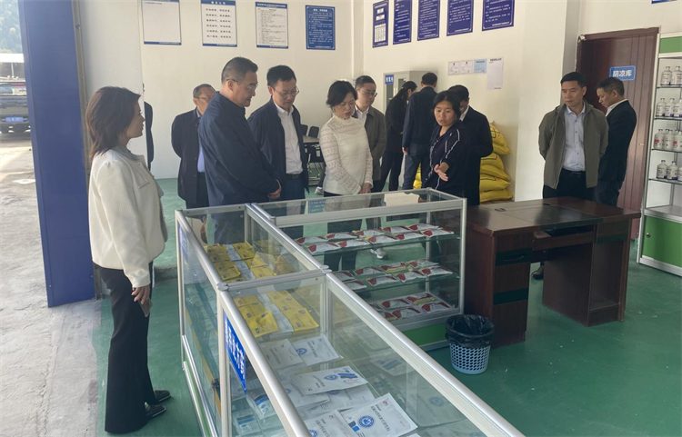 四川省供銷社黨組成員、理事會(huì)副主任、一級(jí)巡視員楊武秀帶隊(duì)到萬(wàn)源調(diào)研集團(tuán)舊院黑雞產(chǎn)業(yè)發(fā)展工作